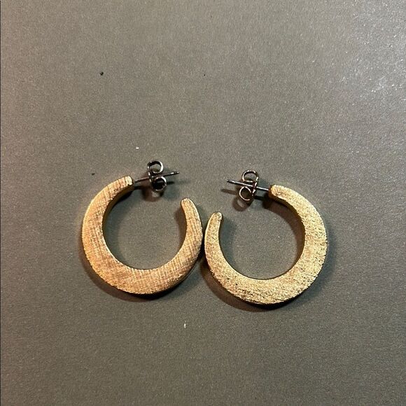 Elegant Gold Hoop Earrings - Picture 1 of 3